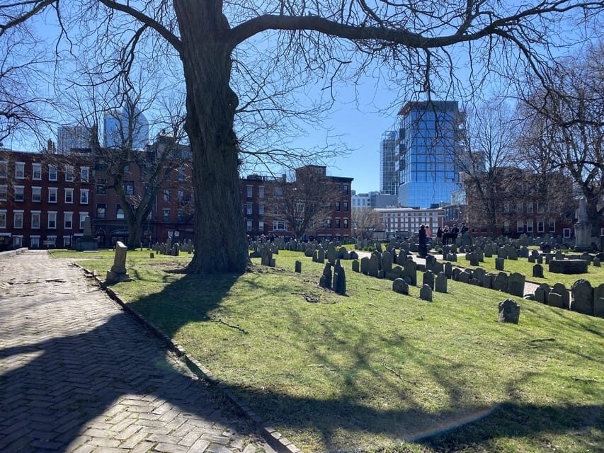 Boston: Freedom Trail Guided Walking Tour in French - Old State House and the Boston Massacre site: how memory becomes a street scene