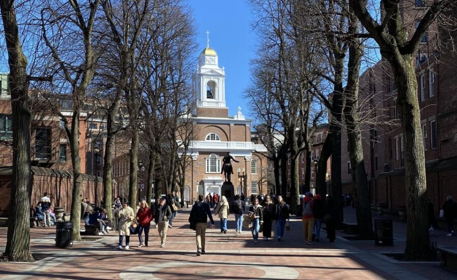 Boston: Freedom Trail Guided Walking Tour in French - North End guided time: where history meets everyday food-city energy