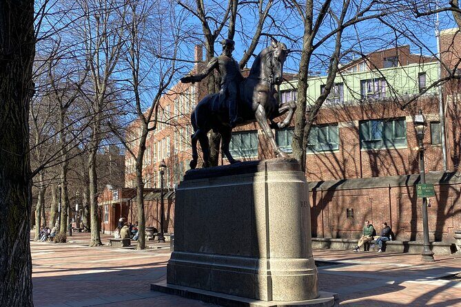 Freedom Trail Walking Tour in Boston in French - Beacon Hill’s big architecture: Massachusetts State House and Old City Hall