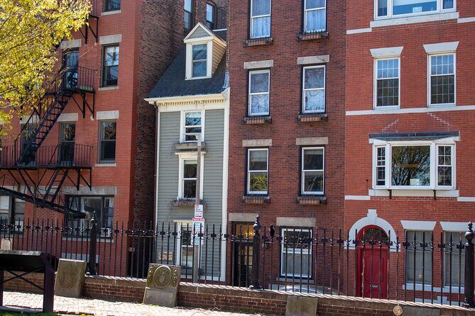 Highlights and History of Boston: GPS Guided Audio Tour - Irish Famine, Granary Burying Ground, and Boston Common to the Public Garden