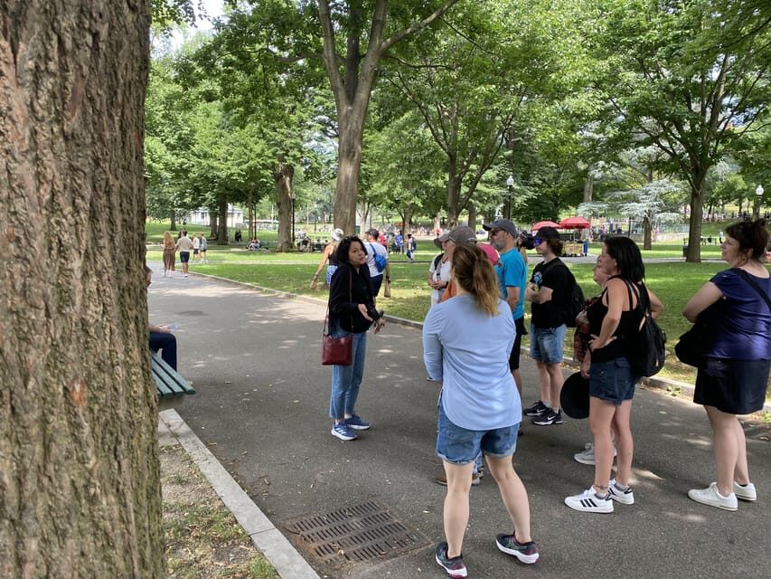 Old Boston: Beacon Hill & Back Bay Walking Tour in French - Beacon Hill: how Boston’s oldest neighborhood gets under your skin