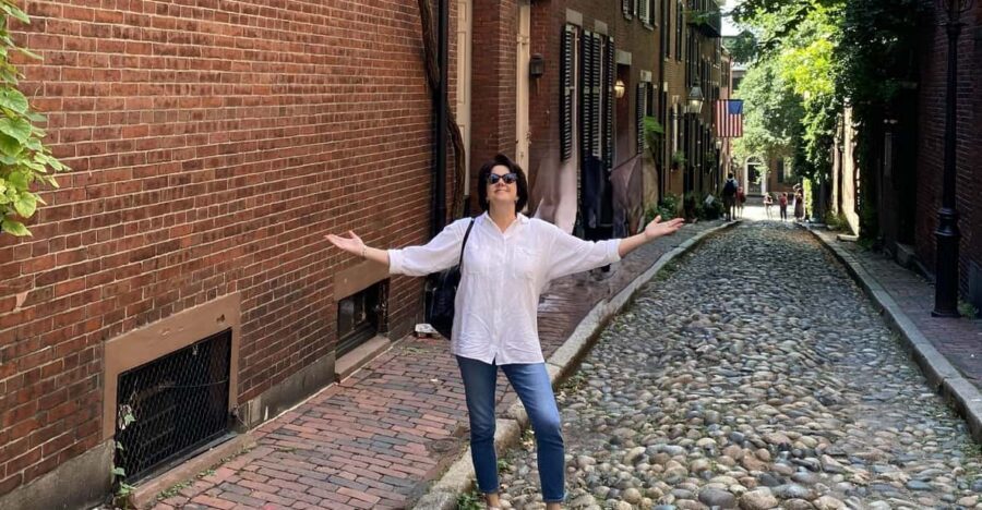Old Boston: Beacon Hill & Back Bay Walking Tour in French - Newbury Street: style, scale, and a break from the heavy history